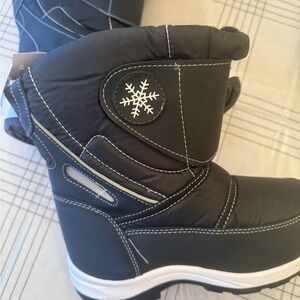 NWT kids winter boots size 4